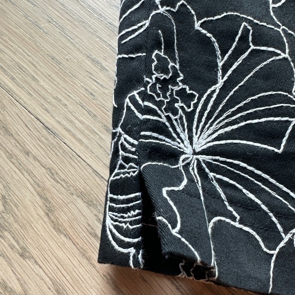CACHE | Bermuda Embroidered White Lotus, Black and White | Size 2 - Picture 4 of 5